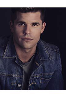 تصویر Charlie Carver