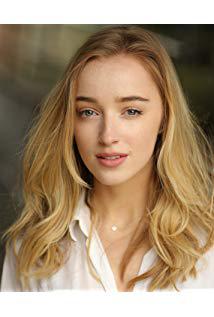 تصویر Phoebe Dynevor