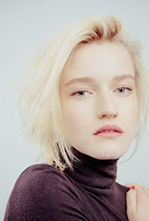 تصویر Julia Garner