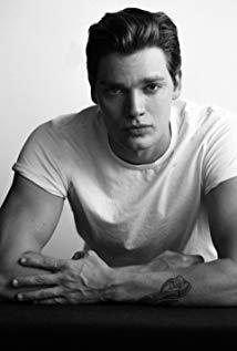 تصویر Dominic Sherwood