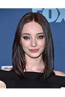 تصویر Emma Dumont